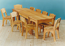 2 quadratische Tische, 1 Rechtecktisch, 9 Stühle
